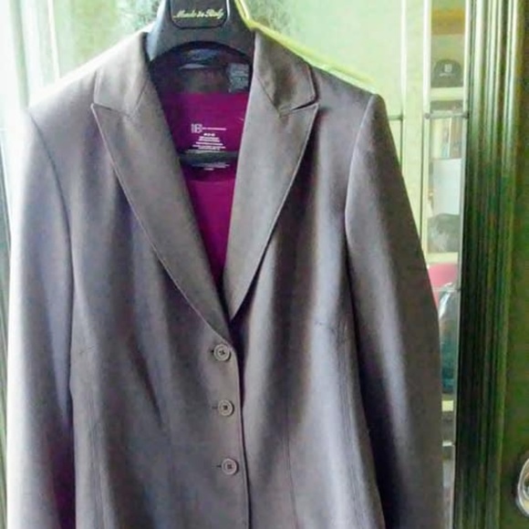 Lady's Size 8 Suit, Jacket and Slacks.  Never Worn - Picture 2 of 8